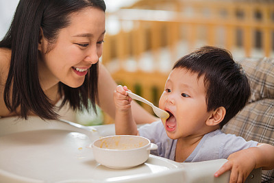 如果肚子胀的话可以移植胚胎吗，是不是正常的现象？